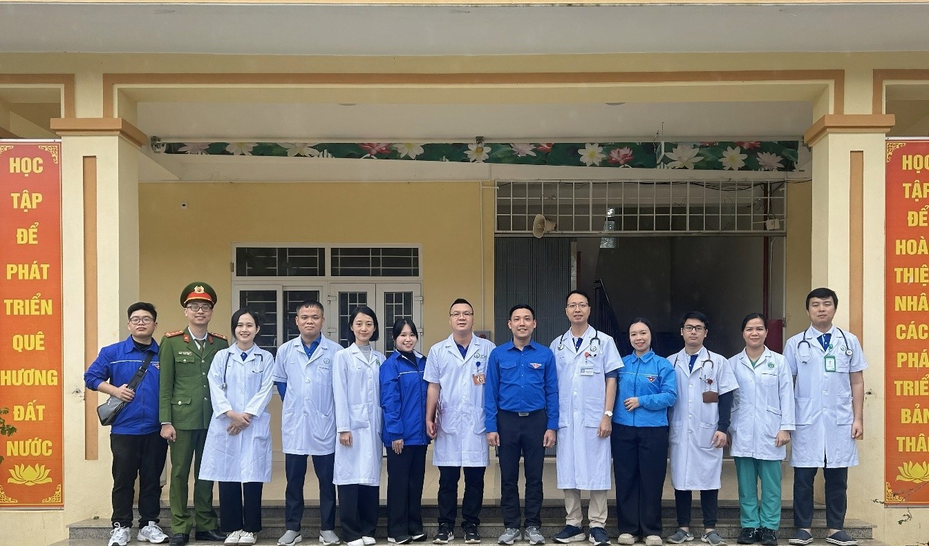 Đoàn công tác chụp ảnh kỷ niệm